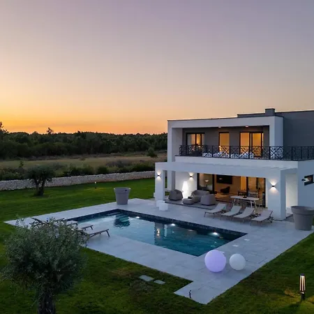New! Luxury Epic 2 - 50 M2 Heated Pool *